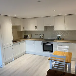  Apartment Newly Refurbished Entire - South Gosforth,